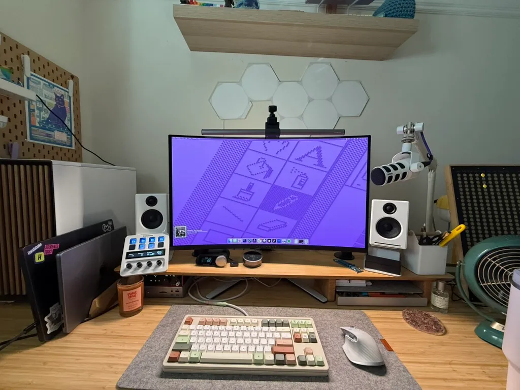 a photo of my current desk setup